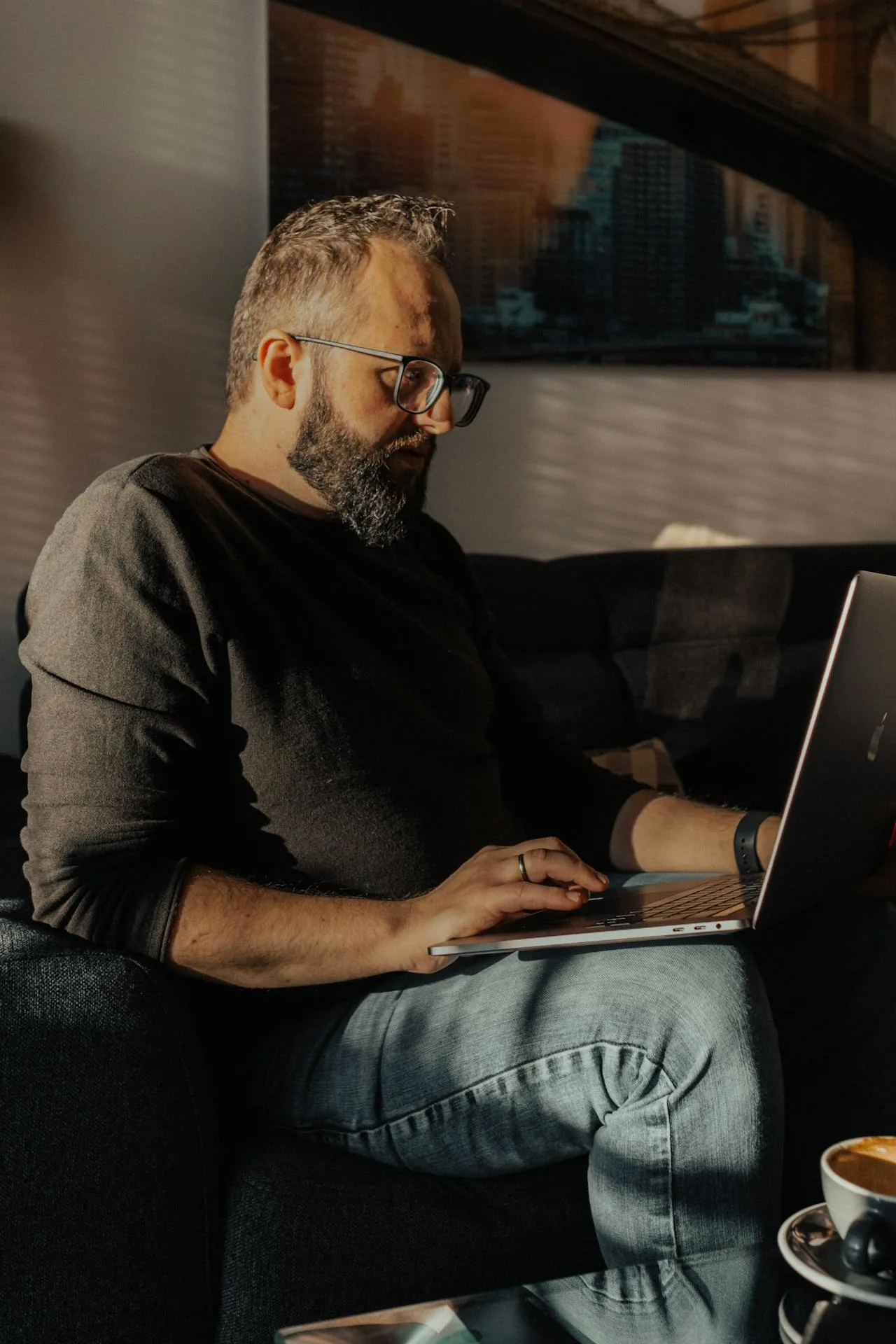 Handwerker am Laptop mit B&uuml;roaufgaben