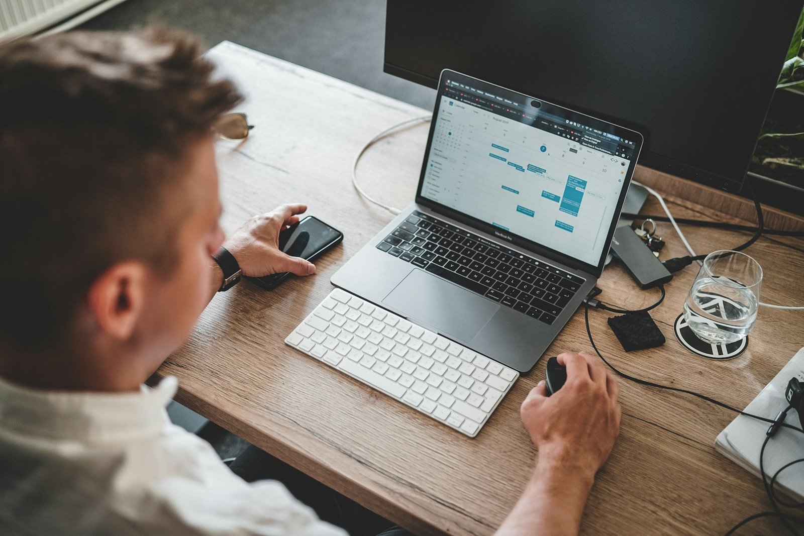 Unternehmer mit Verwaltungsaufgaben am Laptop